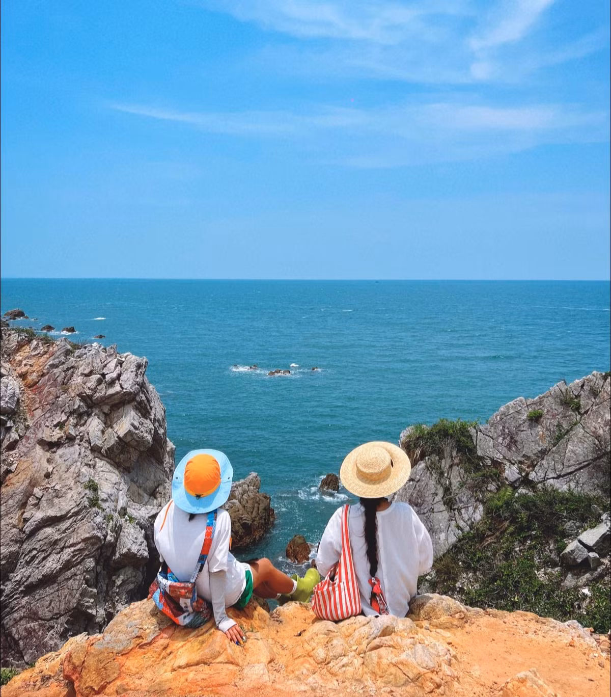 Du khách nên chọn thời điểm từ tháng 5 đến tháng 9 khi thời tiết thuận lợi nhất. Chuẩn bị đầy đủ vật dụng cần thiết và lựa chọn tour du lịch uy tín sẽ giúp hành trình khám phá Eo Gió Quan Lạn an toàn và tiện lợi hơn.Ảnh Đỗ Vân Anh