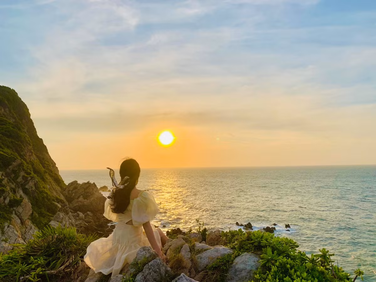 Eo Gió Quan Lạn thực sự là thiên đường hoang sơ, nơi du khách có thể tìm thấy sự bình yên và tận hưởng vẻ đẹp kỳ vĩ của thiên nhiên biển đảo Quảng Ninh. Hãy lên kế hoạch ngay để khám phá điểm đến tuyệt vời này và mang về những trải nghiệm khó quên. Ảnh Mai Oanh