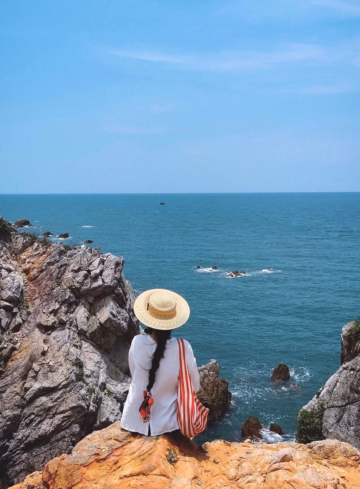 Sóng biển trắng xóa liên tục vỗ vào bờ đá, tiếng gió vi vu hòa cùng âm thanh tự nhiên tạo nên sự thư thái, dễ chịu. Vào những buổi bình minh hay hoàng hôn, ánh sáng dịu nhẹ càng làm tôn lên vẻ đẹp rực rỡ của cảnh quan nơi đây. Ảnh Đỗ Vân Anh