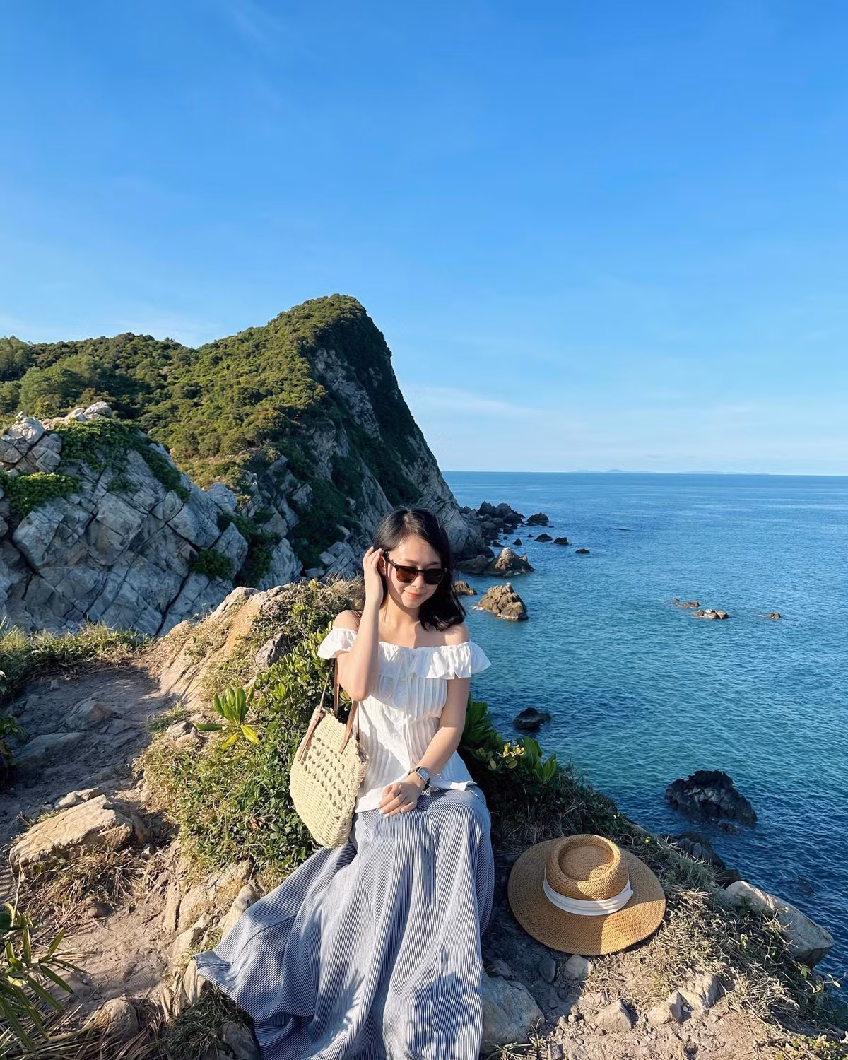 Để chuyến đi thêm phần trọn vẹn, du khách có thể chọn tour uy tín từ một số công ty lữ hành như Saigontourist, Vietravel, Hanoitourist… Các tour khám phá Quan Lạn – Vân Đồn kéo dài 2-3 ngày, có giá từ 2.500.000 đến 3.500.000 đồng/người, bao gồm vé tàu cao tốc, xe đưa đón, hướng dẫn viên và các bữa ăn đặc sản. Những tour này không chỉ giúp tiết kiệm thời gian mà còn đảm bảo an toàn và tiện nghi suốt hành trình. Ảnh Thuỳ Dung