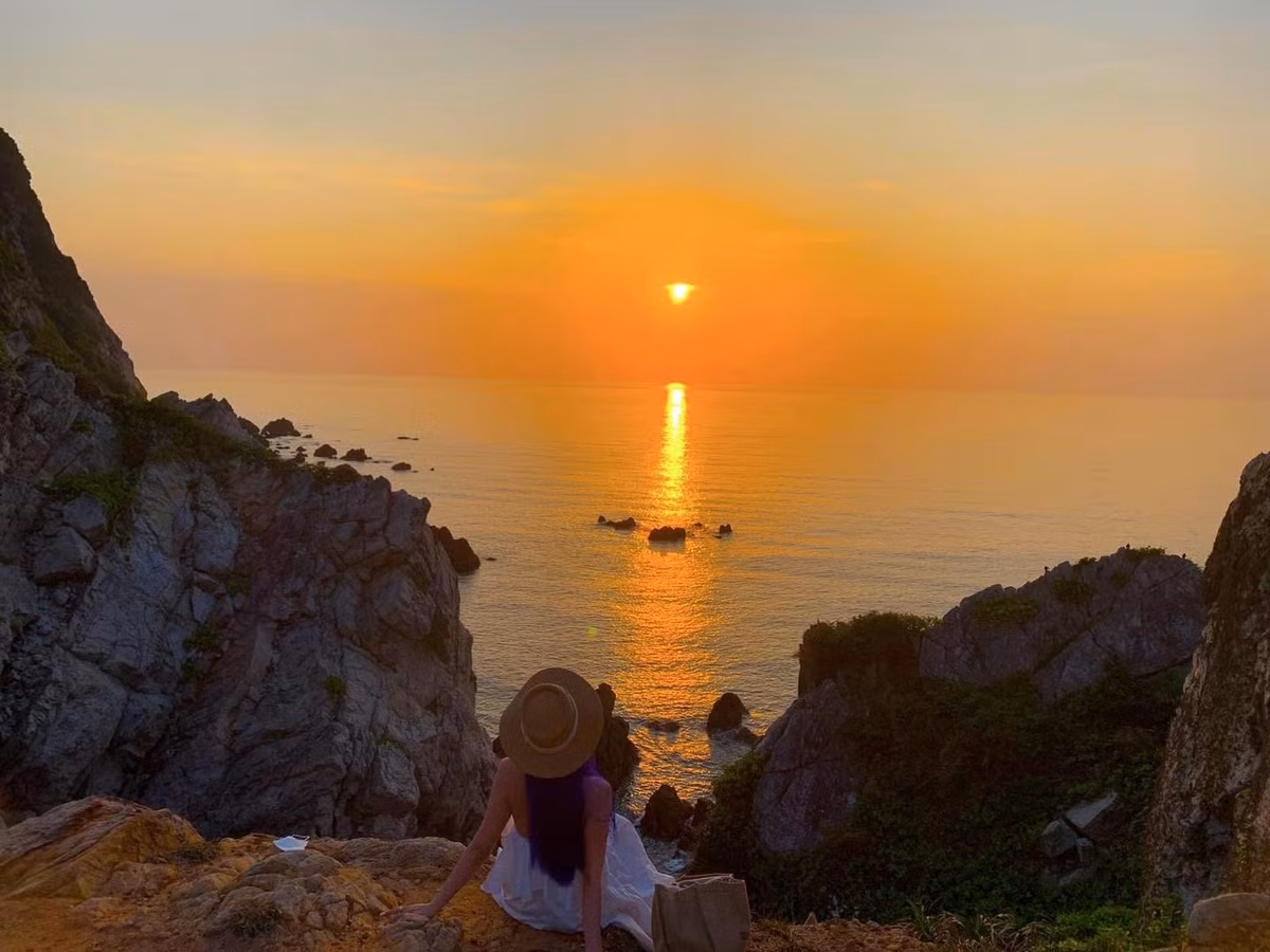 Khác với những bãi biển đông đúc, Eo Gió Quan Lạn giữ được nét hoang sơ, thanh bình, là nơi lý tưởng để du khách tận hưởng không gian tĩnh lặng, tránh xa sự ồn ào, náo nhiệt của cuộc sống thường nhật. Du khách có thể thỏa sức tắm biển, khám phá các mỏm đá độc đáo hay đơn giản là ngồi thư giãn, lắng nghe tiếng sóng ru hồn. Ảnh Aki Lan