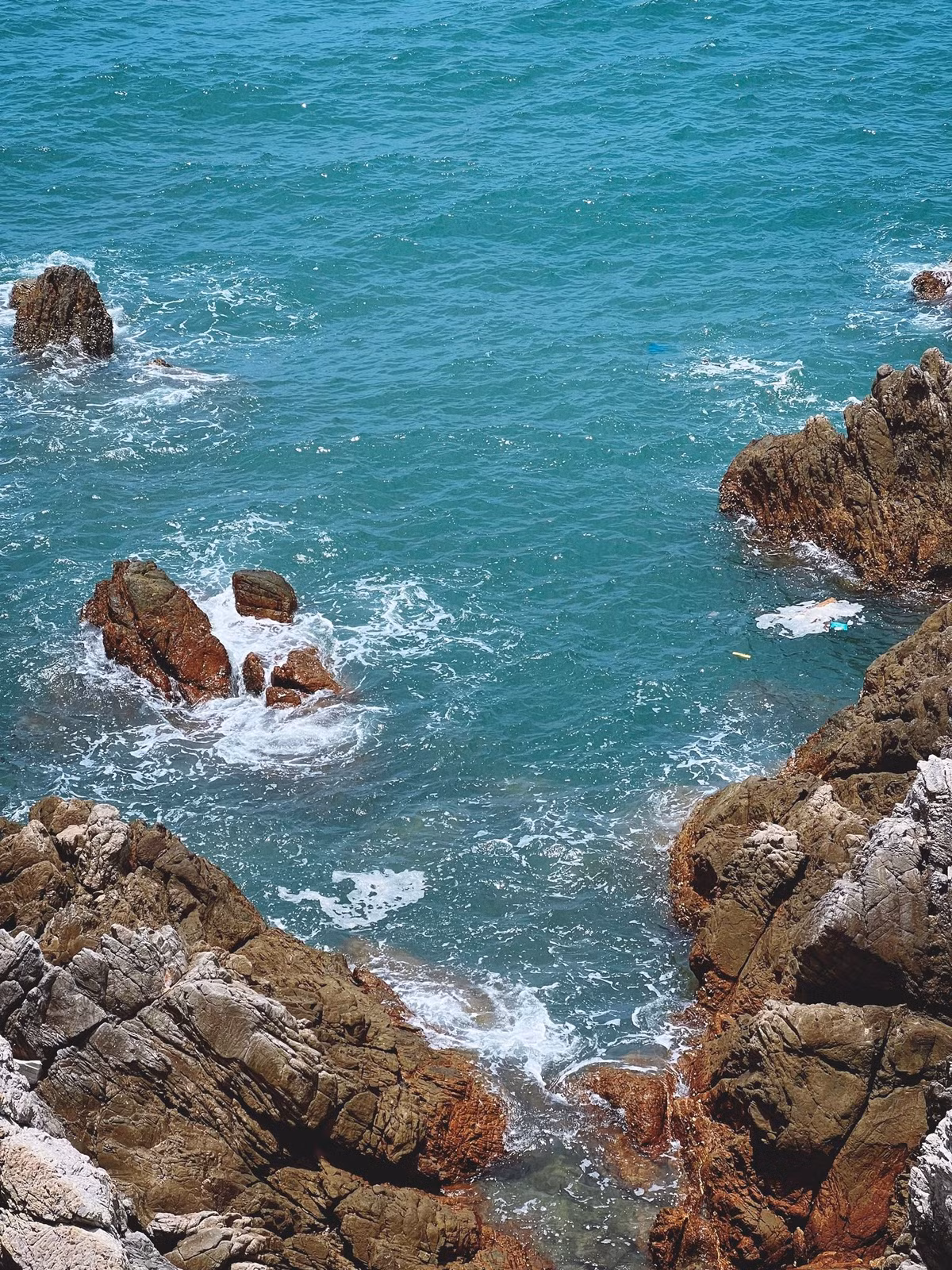 Eo Gió nổi bật với những vách đá cao, ôm lấy mặt biển xanh biếc, mang đến cho du khách cảm giác vừa hùng vĩ vừa thơ mộng. Ảnh Đỗ Vân Anh