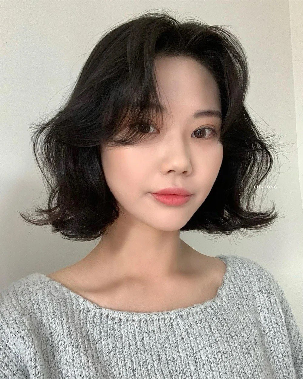 Tóc uốn xoăn chữ S được đánh giá là “trợ thủ” đắc lực trong việc giúp gương mặt trông trẻ trung hơn. Phần đuôi tóc được tỉa layer và uốn nhẹ, sau đó tạo sóng chữ S mềm mại giúp mái tóc rơi tự nhiên, không bị cứng hay già. Ảnh minh họa