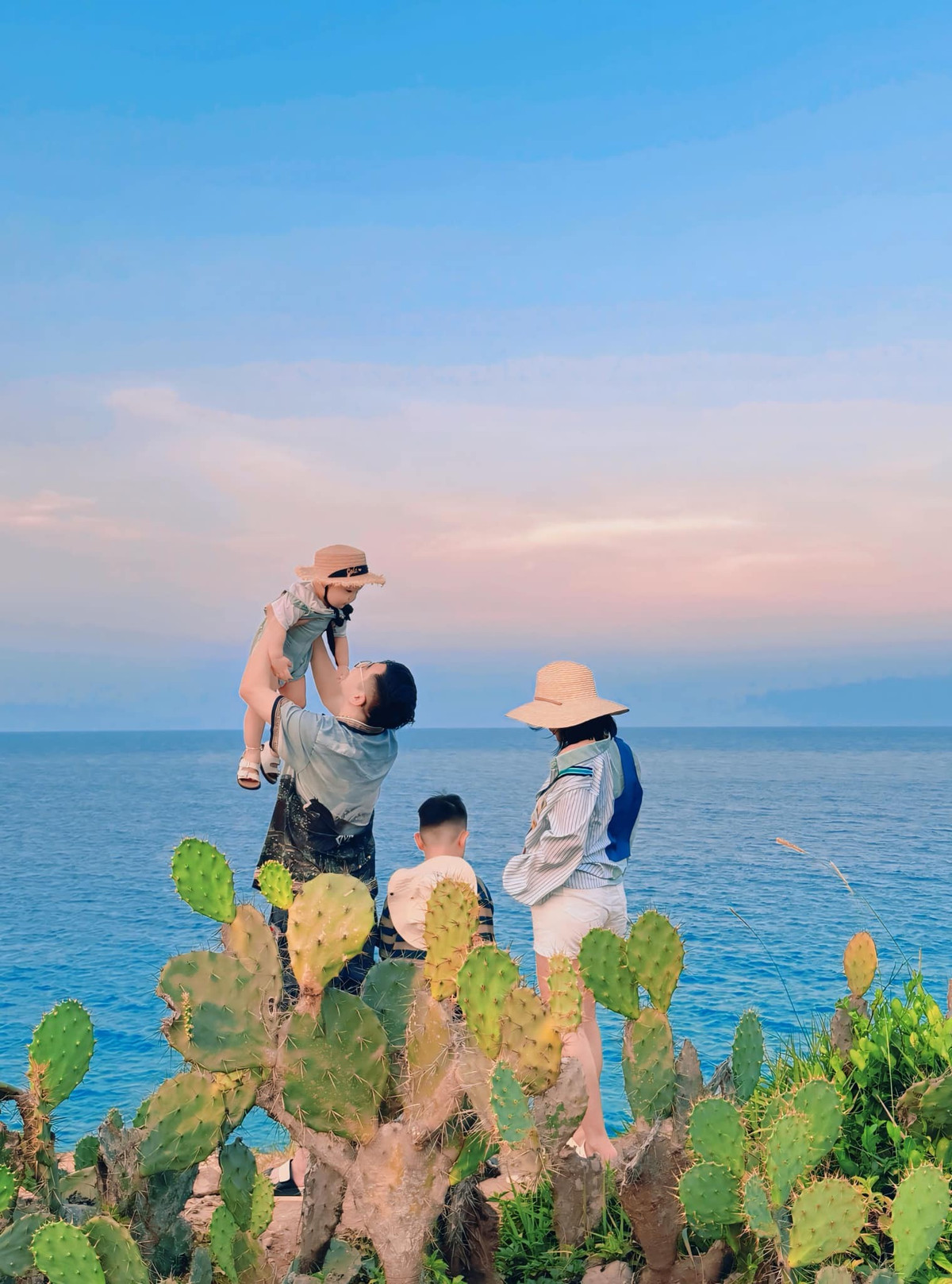 Để có một trải nghiệm “săn” bình minh trọn vẹn tại Mũi Điện, du khách nên lưu ý một số điều quan trọng. Thời điểm lý tưởng để ngắm mặt trời mọc là từ tháng 3 đến tháng 9, khi trời quang mây, ánh sáng ban mai hiện lên rõ nét trên đường chân trời. Do phải di chuyển sớm và vượt qua đoạn dốc ngắn, du khách nên chuẩn bị trang phục phù hợp như giày thể thao, áo khoác nhẹ, mang theo nước uống và đèn pin cầm tay để đảm bảo an toàn. Trong suốt hành trình, cần tuyệt đối không xả rác, không đốt lửa tại khu vực đỉnh đá hoặc gần hải đăng để bảo vệ cảnh quan tự nhiên. Đặc biệt, nên tránh leo ra các rìa đá sát biển vào lúc trời còn tối hoặc khi sóng lớn để đảm bảo an toàn tuyệt đối. Ảnh Đỗ Quốc Việt