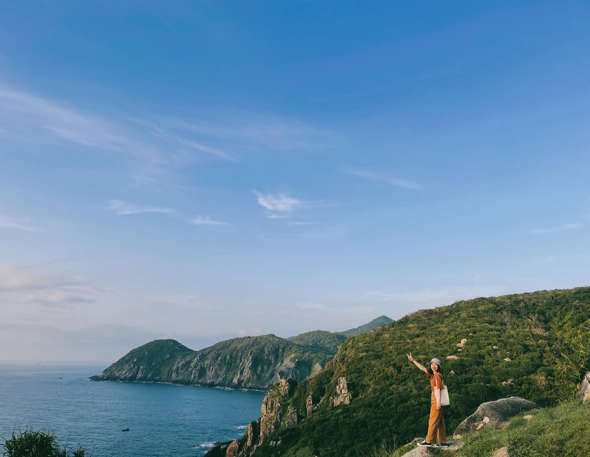 Những tia nắng đầu tiên xuyên qua làn sương sớm, nhuộm vàng cả mặt nước và rọi sáng bãi Môn – bãi biển nằm sát chân Mũi Điện – tạo nên khung cảnh rực rỡ, yên bình và đầy cảm hứng. Ảnh Cúc Dại