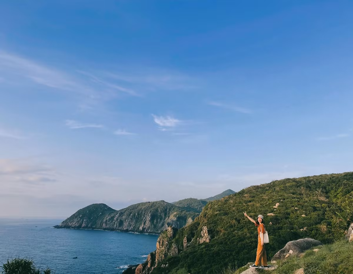 Những tia nắng đầu tiên xuyên qua làn sương sớm, nhuộm vàng cả mặt nước và rọi sáng bãi Môn – bãi biển nằm sát chân Mũi Điện – tạo nên khung cảnh rực rỡ, yên bình và đầy cảm hứng. Ảnh Cúc Dại