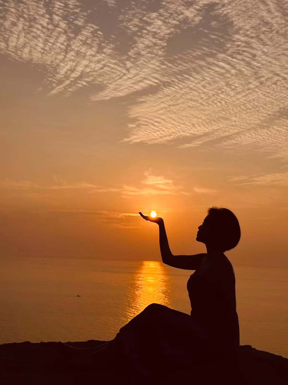 Nhiều du khách lựa chọn cắm trại tại bãi Môn từ đêm hôm trước, vừa để ngắm sao trời, vừa dễ dàng “chộp” được khoảnh khắc bình minh. Đây cũng là lựa chọn thú vị dành cho những ai yêu thích không gian thiên nhiên và trải nghiệm ngoài trời. Ảnh Xuân Phạm