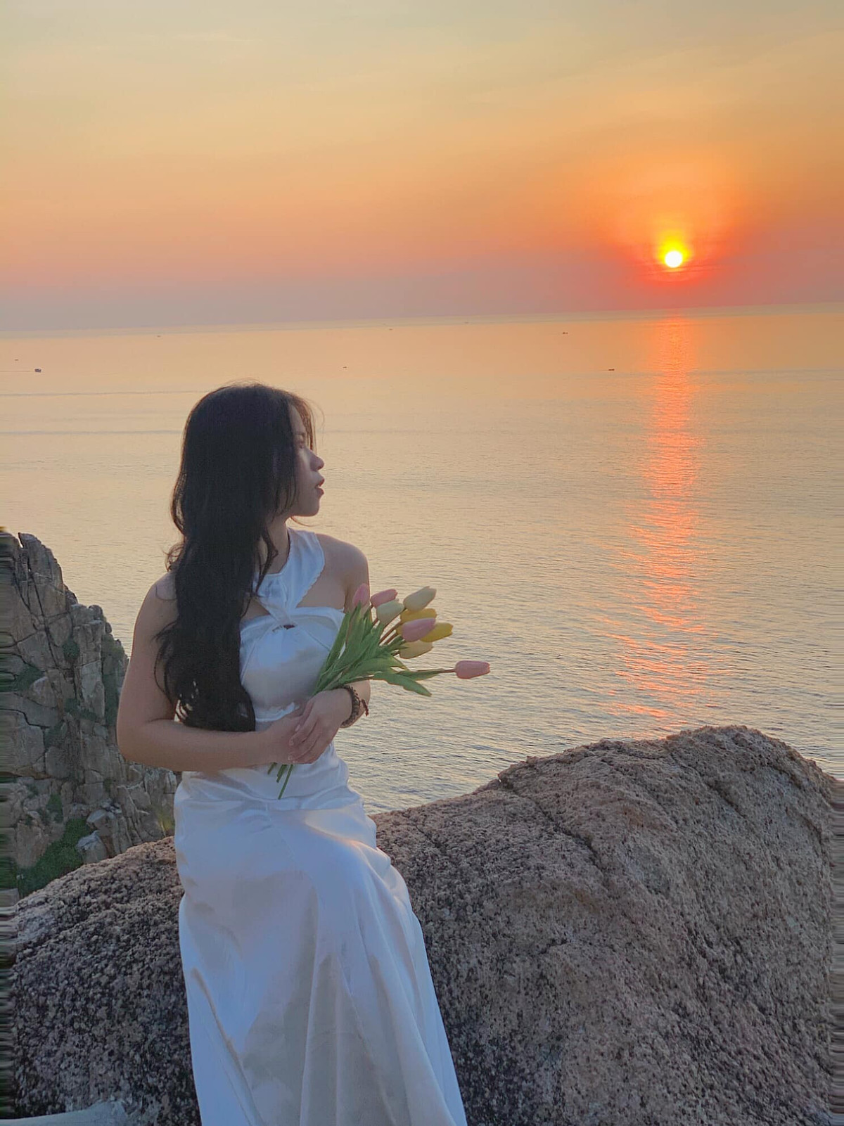 Ngoài ra, Vietravel cũng tổ chức tour 3 ngày 2 đêm với lịch trình ghé thăm Mũi Điện vào sáng sớm, nghỉ tại khách sạn 3–4 sao, kết hợp khám phá các điểm đặc sắc khác của Phú Yên. Tour khởi hành từ nhiều thành phố như TP.HCM, Đà Nẵng, Hà Nội, với mức giá từ 4,5 triệu đồng/người. Ảnh Uyên Duyên