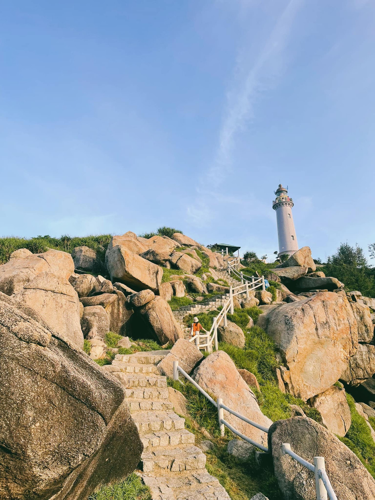 Để “săn” bình minh, du khách thường khởi hành từ lúc 3h30 – 4h sáng. Sau khi gửi xe, cần đi bộ khoảng 15–20 phút men theo con dốc nhỏ dẫn lên ngọn hải đăng. Từ đây, du khách có thể chọn leo tiếp lên mỏm đá phía Đông để ngắm trọn khoảnh khắc mặt trời nhô lên từ mặt biển. Ảnh Cúc Dại