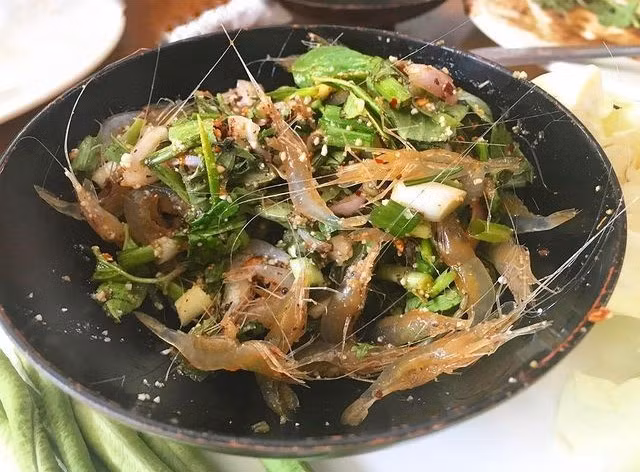 Gỏi tép nhảy Quảng Trị không chỉ là món ăn đặc sản mà còn là món quà văn hóa độc đáo mà vùng đất này mang lại cho du khách. Đến Quảng Trị, hãy một lần nếm thử và cảm nhận cái vị tươi mới, cái hồn của đất và người miền Trung trong từng miếng gỏi tép nhảy. Ảnh dulichvietnam