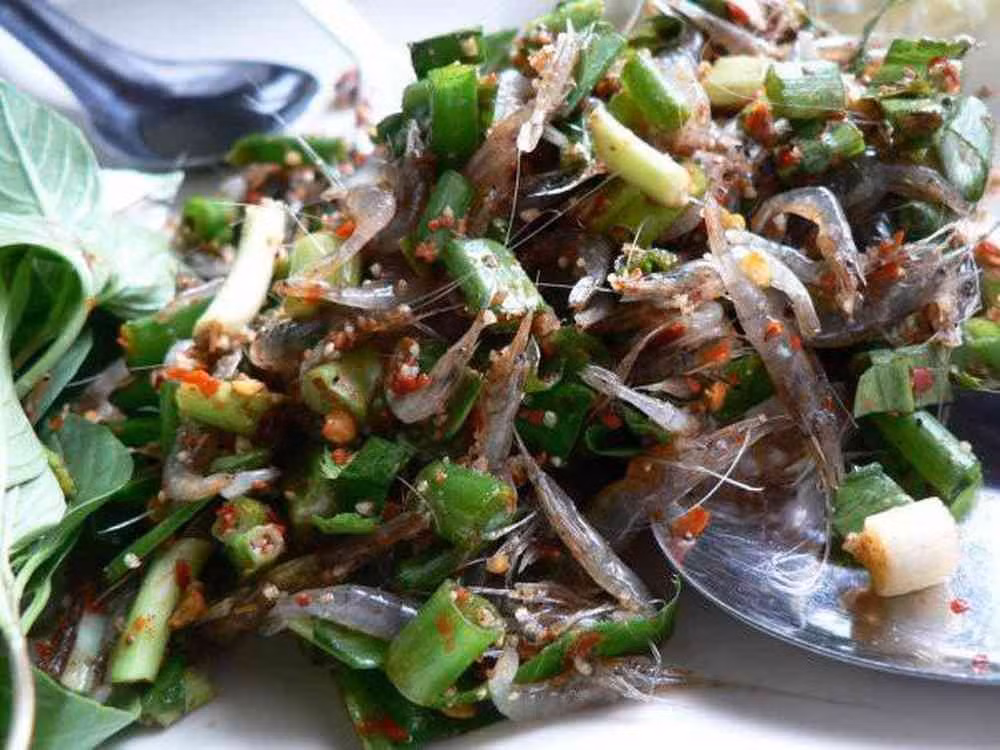 Món ăn này thường được ăn kèm với nước chấm pha từ mắm ruốc, ớt, tỏi và đường – tạo nên một sự hòa quyện tuyệt vời giữa vị mặn, ngọt, cay. Ảnh dulichvietnam