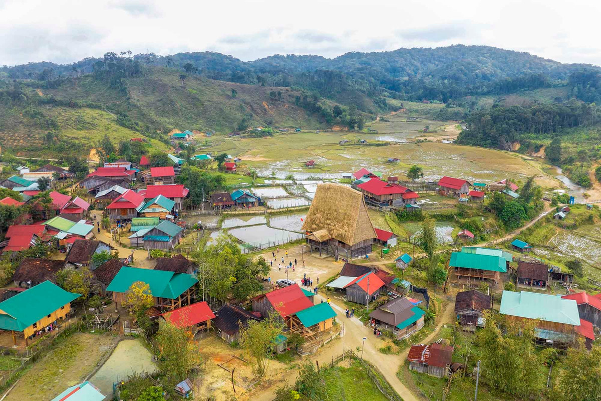 Không chỉ có lễ hội, Măng Đen còn hấp dẫn bởi những bản làng bình yên ẩn mình giữa rừng núi. Trong đó, làng du lịch Vi Rơ Ngheo được nhiều du khách ví như “thiên đường chữa lành”. Ngôi làng của đồng bào Xơ Đăng nổi bật bởi không gian xanh mát, sạch sẽ và những mùa hoa rực rỡ quanh năm như đỗ quyên rừng, mua tím, địa lan. Những căn homestay mộc mạc nép mình bên sườn đồi mang đến cảm giác gần gũi, ấm áp cho du khách lưu trú. Ảnh Nguyễn Ban