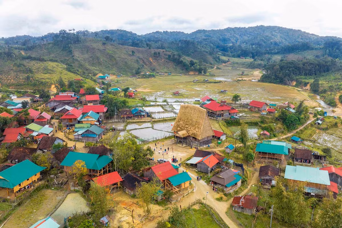 Không chỉ có lễ hội, Măng Đen còn hấp dẫn bởi những bản làng bình yên ẩn mình giữa rừng núi. Trong đó, làng du lịch Vi Rơ Ngheo được nhiều du khách ví như “thiên đường chữa lành”. Ngôi làng của đồng bào Xơ Đăng nổi bật bởi không gian xanh mát, sạch sẽ và những mùa hoa rực rỡ quanh năm như đỗ quyên rừng, mua tím, địa lan. Những căn homestay mộc mạc nép mình bên sườn đồi mang đến cảm giác gần gũi, ấm áp cho du khách lưu trú. Ảnh Nguyễn Ban
