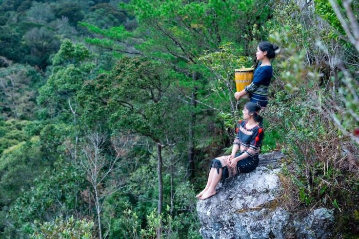 Đến Vi Rơ Ngheo, du khách không chỉ nghỉ dưỡng mà còn có cơ hội hòa mình vào đời sống bản địa. Từ trải nghiệm làm ruộng, đi rừng, bắt cá suối đến cùng bà con chăn trâu, nhóm lửa, mọi hoạt động đều mang lại cảm giác chân thực và thú vị. Bữa cơm dân dã với cơm lam dẻo thơm, cá suối nướng, rau rừng, thịt gác bếp, ếch nướng ống tre và ché rượu cần nồng ấm giữa tiết trời cao nguyên càng làm chuyến đi thêm đáng nhớ. Ảnh Gostay