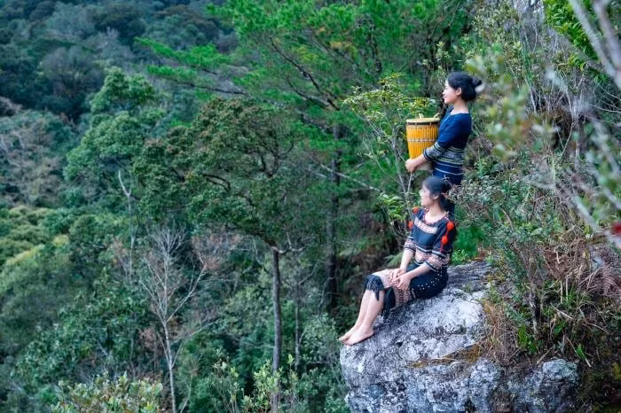 Đến Vi Rơ Ngheo, du khách không chỉ nghỉ dưỡng mà còn có cơ hội hòa mình vào đời sống bản địa. Từ trải nghiệm làm ruộng, đi rừng, bắt cá suối đến cùng bà con chăn trâu, nhóm lửa, mọi hoạt động đều mang lại cảm giác chân thực và thú vị. Bữa cơm dân dã với cơm lam dẻo thơm, cá suối nướng, rau rừng, thịt gác bếp, ếch nướng ống tre và ché rượu cần nồng ấm giữa tiết trời cao nguyên càng làm chuyến đi thêm đáng nhớ. Ảnh Gostay