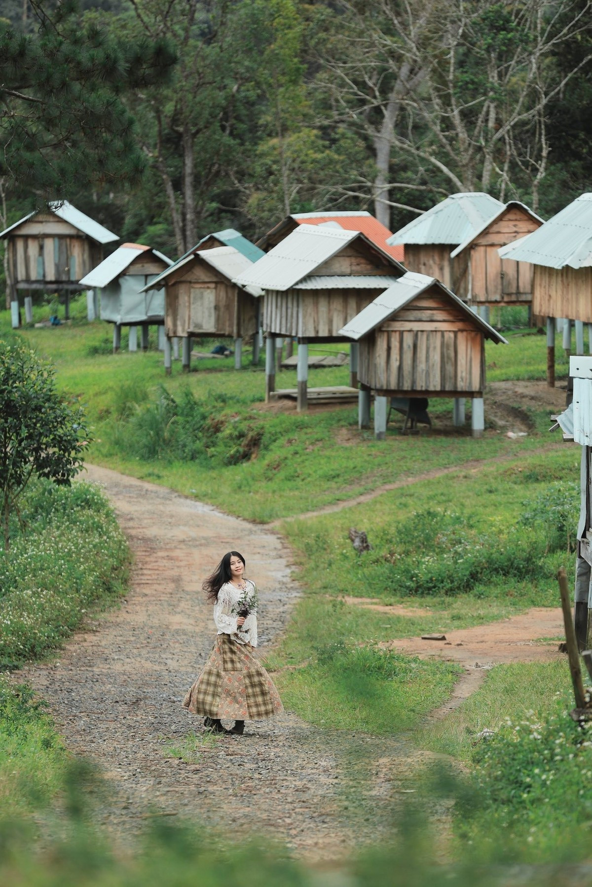 Dạo bước giữa làng, lắng nghe tiếng gió thổi qua mái tranh, ngắm khói bếp chiều lan nhẹ trong sương lạnh, du khách dễ dàng cảm nhận được vẻ đẹp mộc mạc và chân thành của người Tây Nguyên. Ảnh Minh Lê