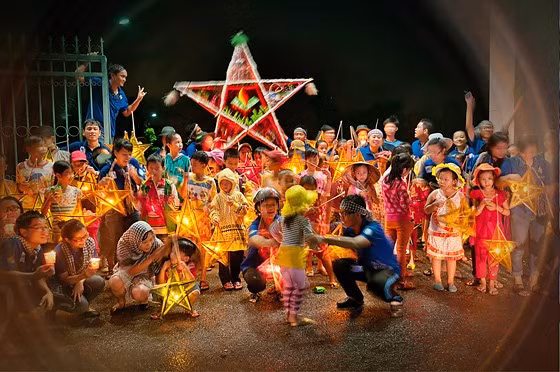 Nếu muốn đổi gió, du khách có thể tìm về những không gian xanh như Suối Tiên hay khu du lịch Bình Quới . Suối Tiên tổ chức lễ hội rước đèn quy mô lớn kết hợp biểu diễn nghệ thuật, còn Bình Quới mang đến sự yên bình của làng quê Nam Bộ với bữa cơm dân dã, vườn xanh mướt và hoạt động thả hoa đăng. Ảnh Banhtrungthu