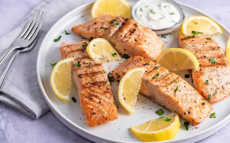 Không giống nhiều loại thực phẩm giàu đạm khác, cá chứa ít chất béo bão hòa nhưng lại dồi dào axit béo không bão hòa. Các dưỡng chất DHA và EPA có trong cá đã được chứng minh giúp giảm triglyceride, cải thiện độ nhạy insulin và bảo vệ tim mạch – những yếu tố quan trọng trong việc kiểm soát bệnh tiểu đường. Ảnh minh họa