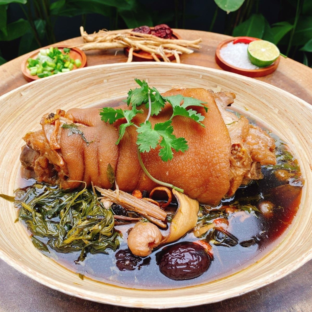 Khi chế biến, nên ninh vừa đủ, tránh lạm dụng muối và đường để giữ trọn dưỡng chất. Ảnh minh họa