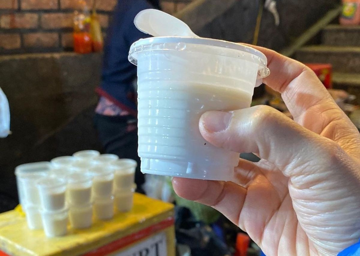 Một ly sữa chua phô mai mềm mịn được xem là lựa chọn nhẹ nhàng để “hạ nhiệt” vị giác. Vị chua dịu kết hợp cùng phô mai béo ngậy tạo cảm giác dễ chịu, giúp bữa ăn thêm trọn vẹn. Ảnh Vinpearl