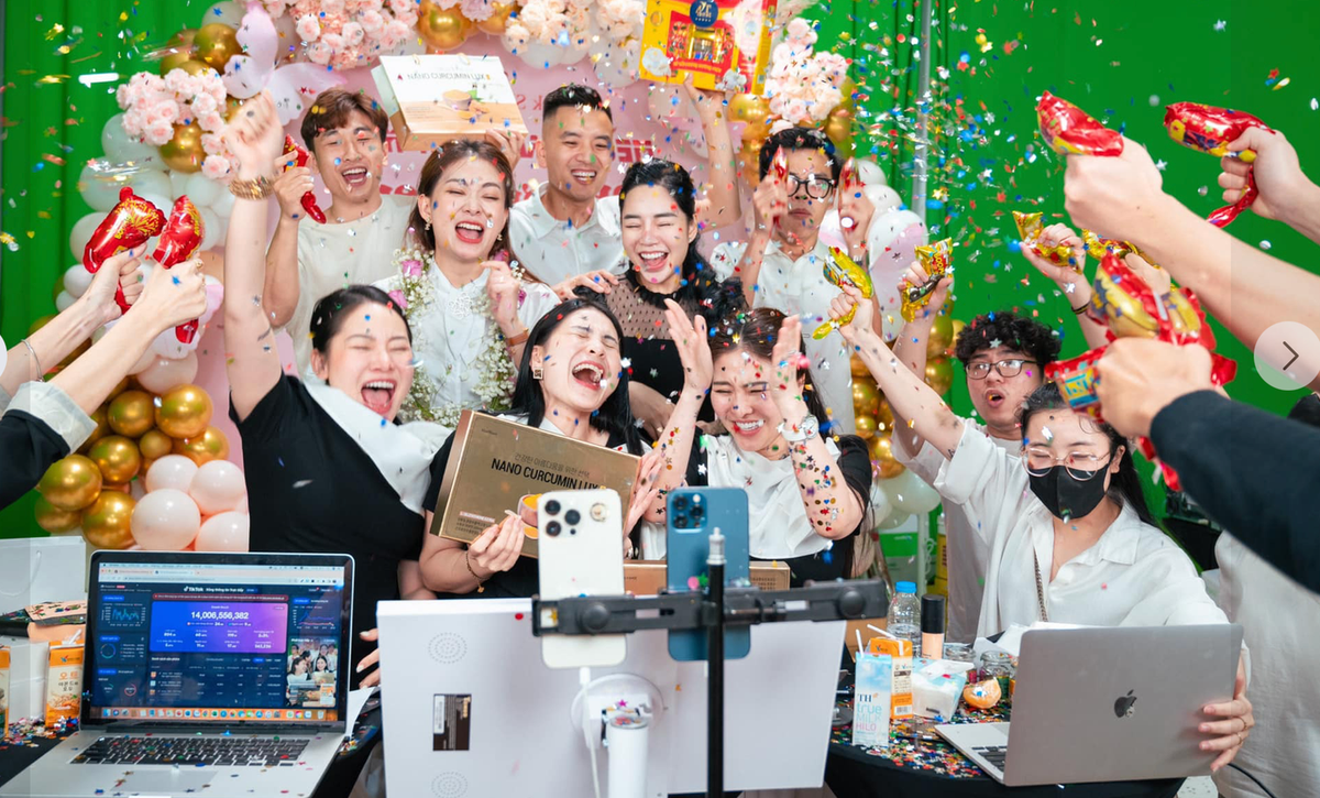 Livestream bán hàng trên tiếp tục duy trì sức hút, hiệu quả, ngày càng nhiều người nổi tiếng tham gia.