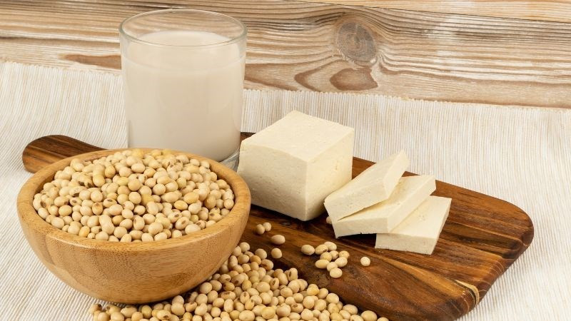 Đậu nành là một thực phẩm khác không nên kết hợp với cải bó xôi. Khi chế biến cùng nhau, axit oxalic trong rau và magie, canxi sunfat từ đậu nành có thể hình thành magie oxalat và canxi oxalat, hai hợp chất liên quan tới nguy cơ sỏi thận và vôi răng. Với những người có tiền sử bệnh thận, việc tách riêng các món rau và đậu nành là cần thiết. Ảnh minh hoạ