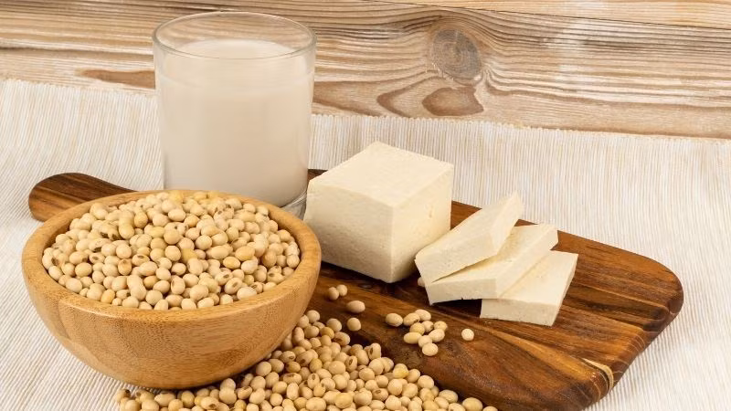 Đậu nành là một thực phẩm khác không nên kết hợp với cải bó xôi. Khi chế biến cùng nhau, axit oxalic trong rau và magie, canxi sunfat từ đậu nành có thể hình thành magie oxalat và canxi oxalat, hai hợp chất liên quan tới nguy cơ sỏi thận và vôi răng. Với những người có tiền sử bệnh thận, việc tách riêng các món rau và đậu nành là cần thiết. Ảnh minh hoạ