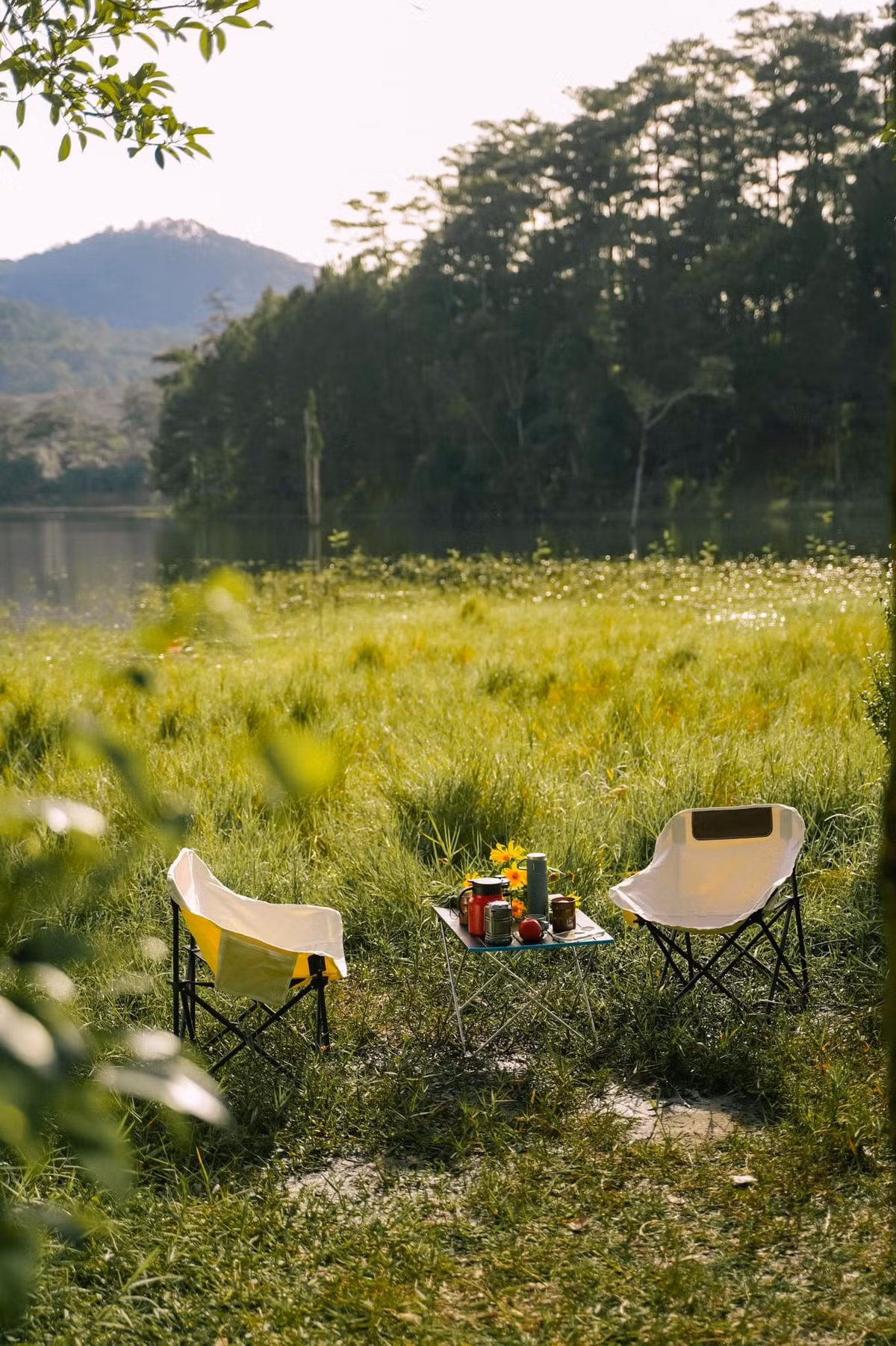 Ngoài ra, nhóm trẻ thích vận động có thể thử chèo sup khám phá khu vực, vừa rèn luyện sức khỏe vừa có những trải nghiệm đáng nhớ giữa thiên nhiên hoang sơ. Ảnh Bùi Ngọc Lâm