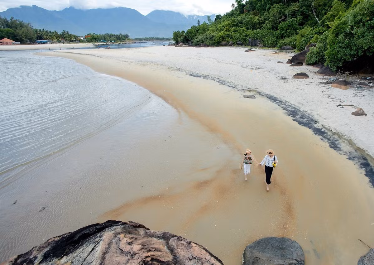 Thuộc xã Chân Mây – Lăng Cô (huyện Phú Lộc), cách Huế khoảng 60km, biển Cảnh Dương hấp dẫn du khách với bãi cát trắng mịn, nước biển trong xanh và hàng phi lao xanh mát. Không gian rộng rãi, yên tĩnh tại đây rất thích hợp cho cắm trại, teambuilding hoặc nghỉ ngơi thư giãn. Bãi biển còn có các chòi gỗ mộc mạc, khu dựng lều và nhiều góc check-in mang phong cách vintage, tạo nên khung cảnh lãng mạn, gần gũi với thiên nhiên. Ảnh Thiên Minh