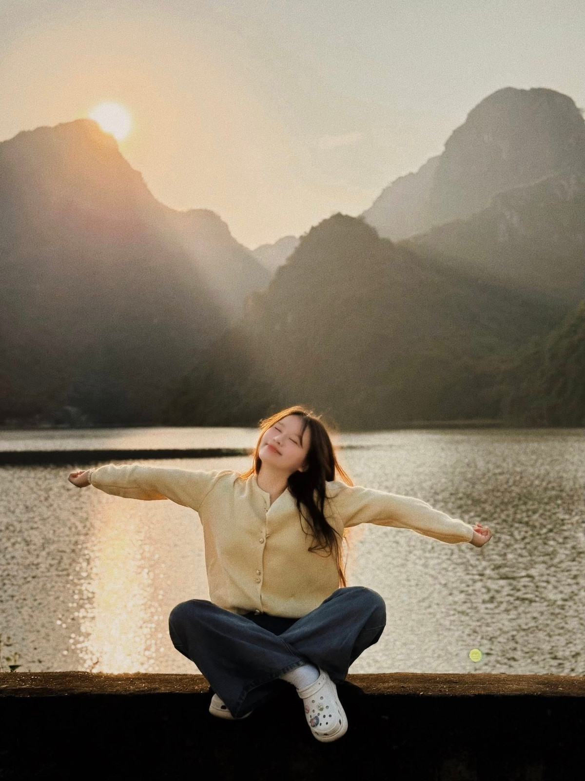 Buổi sáng sớm ở hồ Tuy Lai mang vẻ đẹp rất riêng. Sương mù bảng lảng trôi giữa các ngọn núi, phủ một lớp mờ ảo lên mặt nước, khiến khung cảnh như một bức tranh thủy mặc. Trong khi đó, thời điểm hoàng hôn lại mang đến gam màu ấm áp, khi ánh mặt trời nhuộm cam hồng cả không gian, đàn chim lũ lượt bay về tổ, tạo nên khoảnh khắc lãng mạn hiếm nơi nào có được.