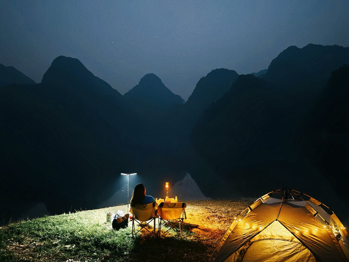 Tuy nhiên, vì chưa được khai thác du lịch, du khách khi đến hồ Tuy Lai cần chủ động chuẩn bị đầy đủ đồ dùng cá nhân, lều trại, thực phẩm và nước sinh hoạt. Khi lựa chọn vị trí cắm trại, nên tránh những khu vực quá sát mép nước để đề phòng mực nước dâng. Các bãi đất ven hồ ít cây lớn, thiếu bóng râm, do đó bạt che, mũ nón và các vật dụng chống nắng là điều không thể thiếu.