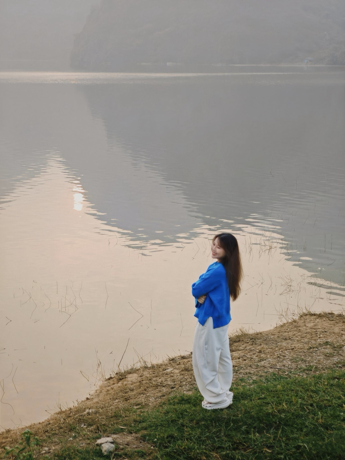 Những thung lũng nhỏ bằng phẳng ven hồ là vị trí lý tưởng để dựng lều, tổ chức cắm trại qua đêm. Giữa không gian rộng mở, du khách có thể thong thả đi bộ men theo bờ hồ, đạp xe, chèo thuyền hoặc đơn giản là ngồi lặng ngắm mặt nước phẳng lặng phản chiếu mây trời. Khi màn đêm buông xuống, khung cảnh càng trở nên tĩnh mịch, chỉ còn tiếng gió lùa qua núi đá và mặt hồ lăn tăn sóng nhẹ.