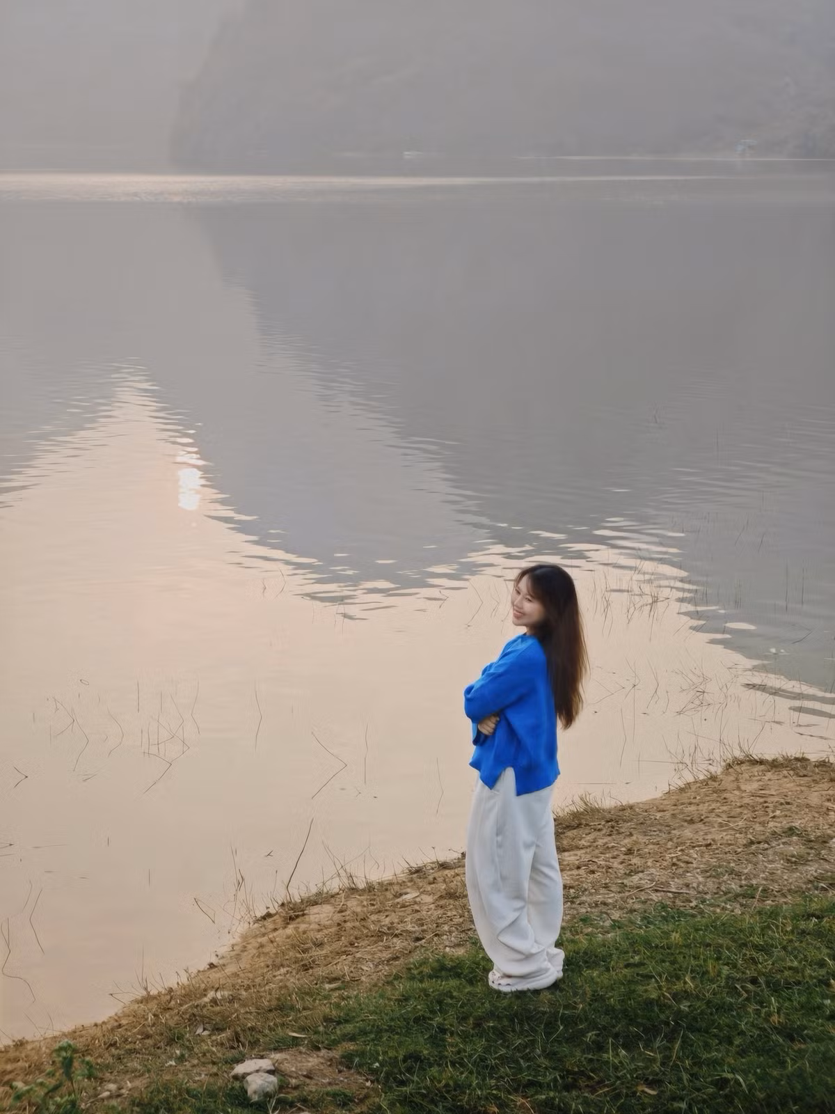 Những thung lũng nhỏ bằng phẳng ven hồ là vị trí lý tưởng để dựng lều, tổ chức cắm trại qua đêm. Giữa không gian rộng mở, du khách có thể thong thả đi bộ men theo bờ hồ, đạp xe, chèo thuyền hoặc đơn giản là ngồi lặng ngắm mặt nước phẳng lặng phản chiếu mây trời. Khi màn đêm buông xuống, khung cảnh càng trở nên tĩnh mịch, chỉ còn tiếng gió lùa qua núi đá và mặt hồ lăn tăn sóng nhẹ.