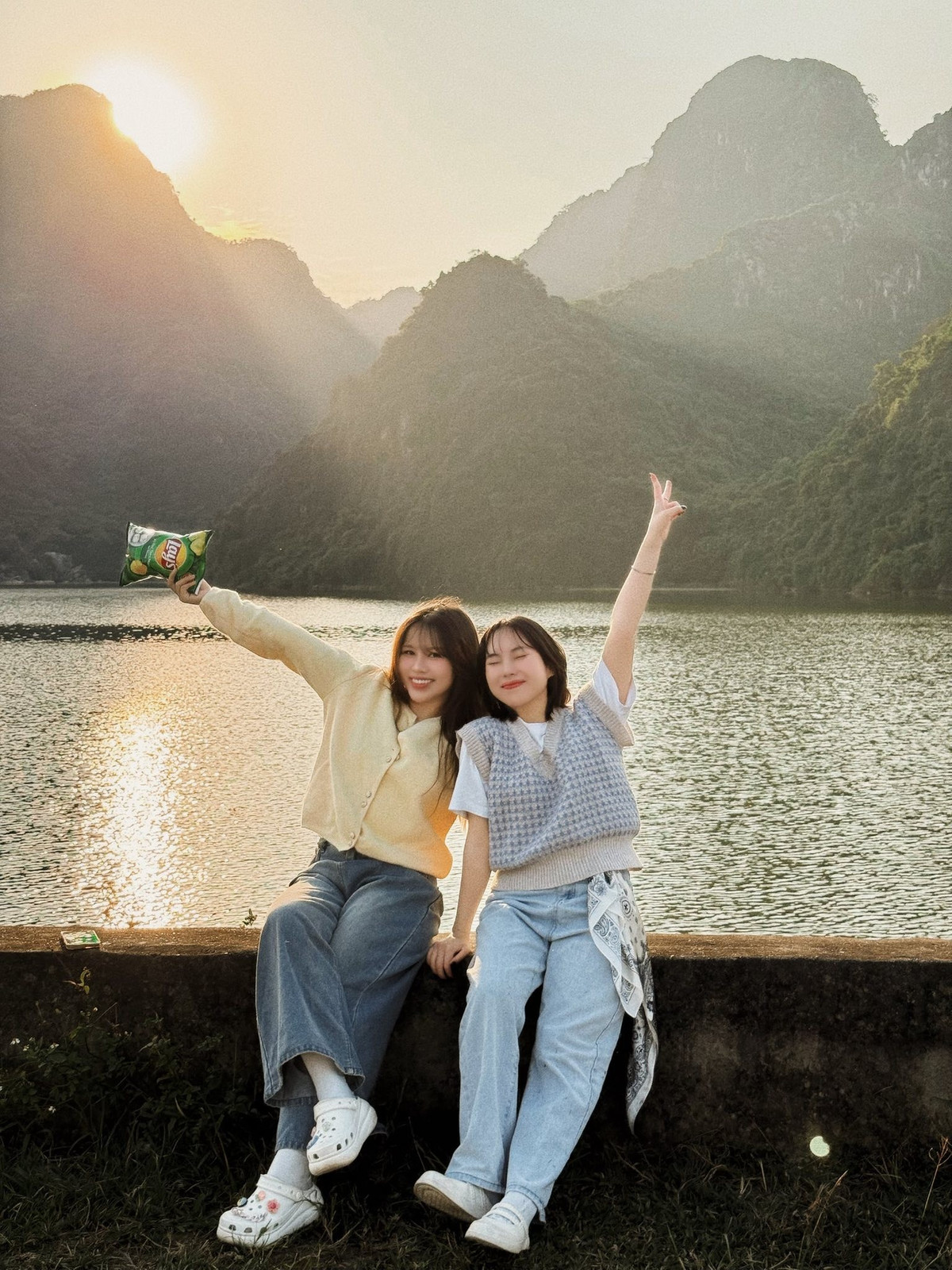 Nhìn từ xa, những dải núi đá vôi trùng điệp soi bóng xuống làn nước xanh trong, tạo nên bức tranh sơn thủy yên bình, tách biệt hẳn khỏi sự ồn ào, náo nhiệt của phố thị.