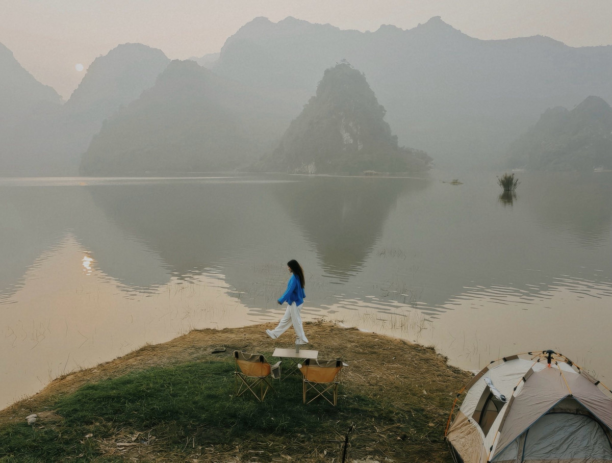 Điểm đặc biệt của hồ Tuy Lai nằm ở vẻ đẹp nguyên sơ hiếm có. Không hàng quán, không khu vui chơi, không dịch vụ du lịch, toàn bộ không gian gần như giữ nguyên trạng tự nhiên. Chính sự mộc mạc ấy lại trở thành “điểm cộng” lớn với những du khách đang tìm kiếm một nơi để chậm lại, hít thở không khí trong lành và tái tạo năng lượng.