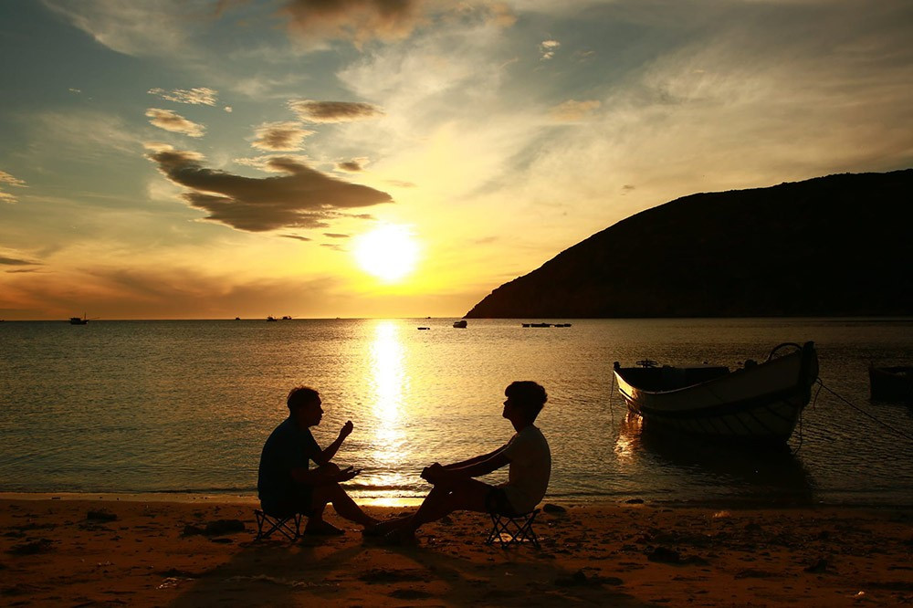 Với lịch trình 2 ngày 1 đêm, du khách có thể xuất phát từ Phan Rang hoặc sân bay Cam Ranh, di chuyển theo cung đường biển Vĩnh Hy, dựng trại và trải nghiệm các hoạt động ngoài trời. Trên đường về, có thể kết hợp tham quan Hang Rái hoặc ghé làng nho Thái An. Ảnh Thanh Tuấn