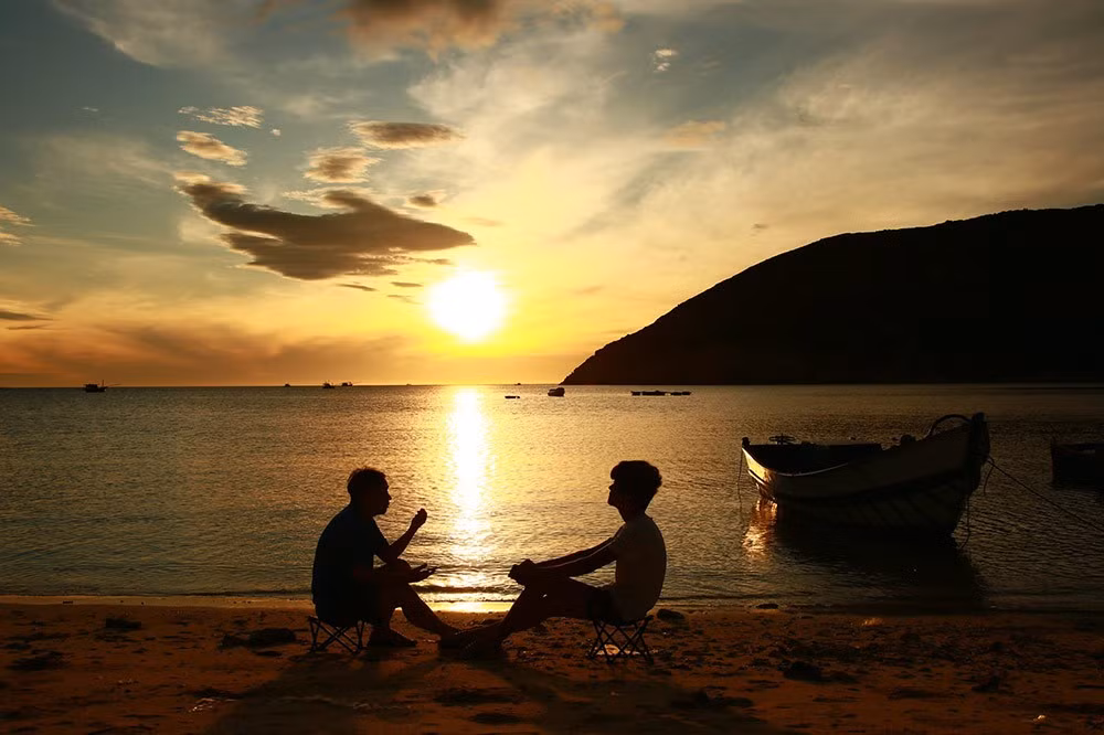 Với lịch trình 2 ngày 1 đêm, du khách có thể xuất phát từ Phan Rang hoặc sân bay Cam Ranh, di chuyển theo cung đường biển Vĩnh Hy, dựng trại và trải nghiệm các hoạt động ngoài trời. Trên đường về, có thể kết hợp tham quan Hang Rái hoặc ghé làng nho Thái An. Ảnh Thanh Tuấn