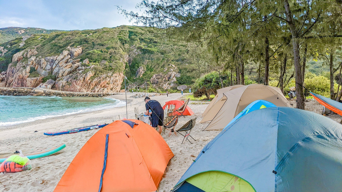 Thời điểm lý tưởng để camping Bãi Thùng kéo dài từ tháng 2 đến tháng 8 hằng năm. Mùa khô mang đến bầu trời xanh ngắt, nắng ổn định, biển lặng và nước trong vắt, thuận lợi cho các hoạt động ngoài trời. Du khách nên tránh đi vào mùa mưa bão từ tháng 10 đến tháng 12 khi gió chướng mạnh và đường xuống bãi trơn trượt, tiềm ẩn nguy hiểm. Ảnh Trung Van Nguyen