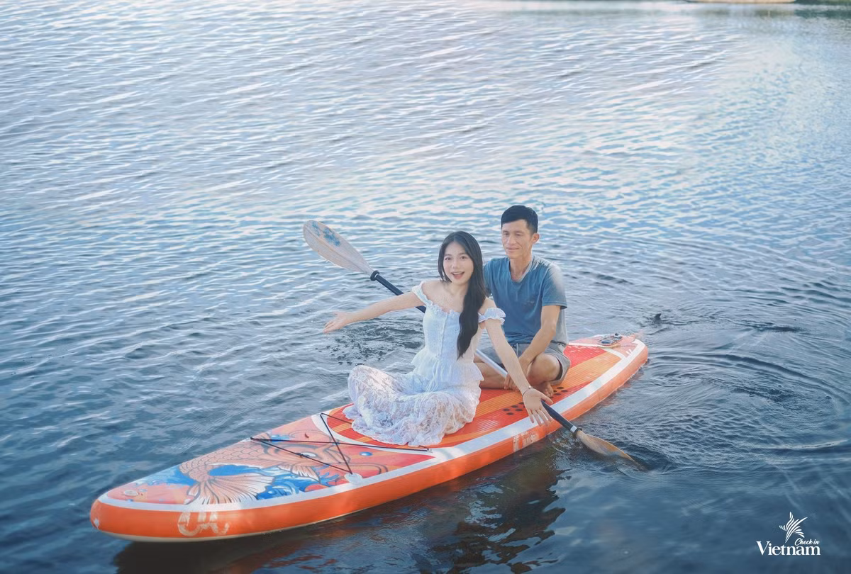 Để hành trình được thuận tiện và trọn vẹn hơn, du khách có thể tham khảo một số tour do các công ty lữ hành uy tín tổ chức. Vietravel Huế cung cấp tour sáng sớm “Săn bình minh phá Tam Giang” khởi hành lúc 4h30, bao gồm xe đưa đón tại khách sạn, thuyền tham quan và bữa sáng dân dã, giá từ 690.000 đồng/người. Saigontourist – Chi nhánh Huế tổ chức tour riêng dành cho nhóm nhỏ với hướng dẫn viên bản địa, trải nghiệm đầm Chuồn, chèo thuyền và ăn sáng bánh Huế, giá từ 850.000 đồng/người. Ảnh Check in Vietnam