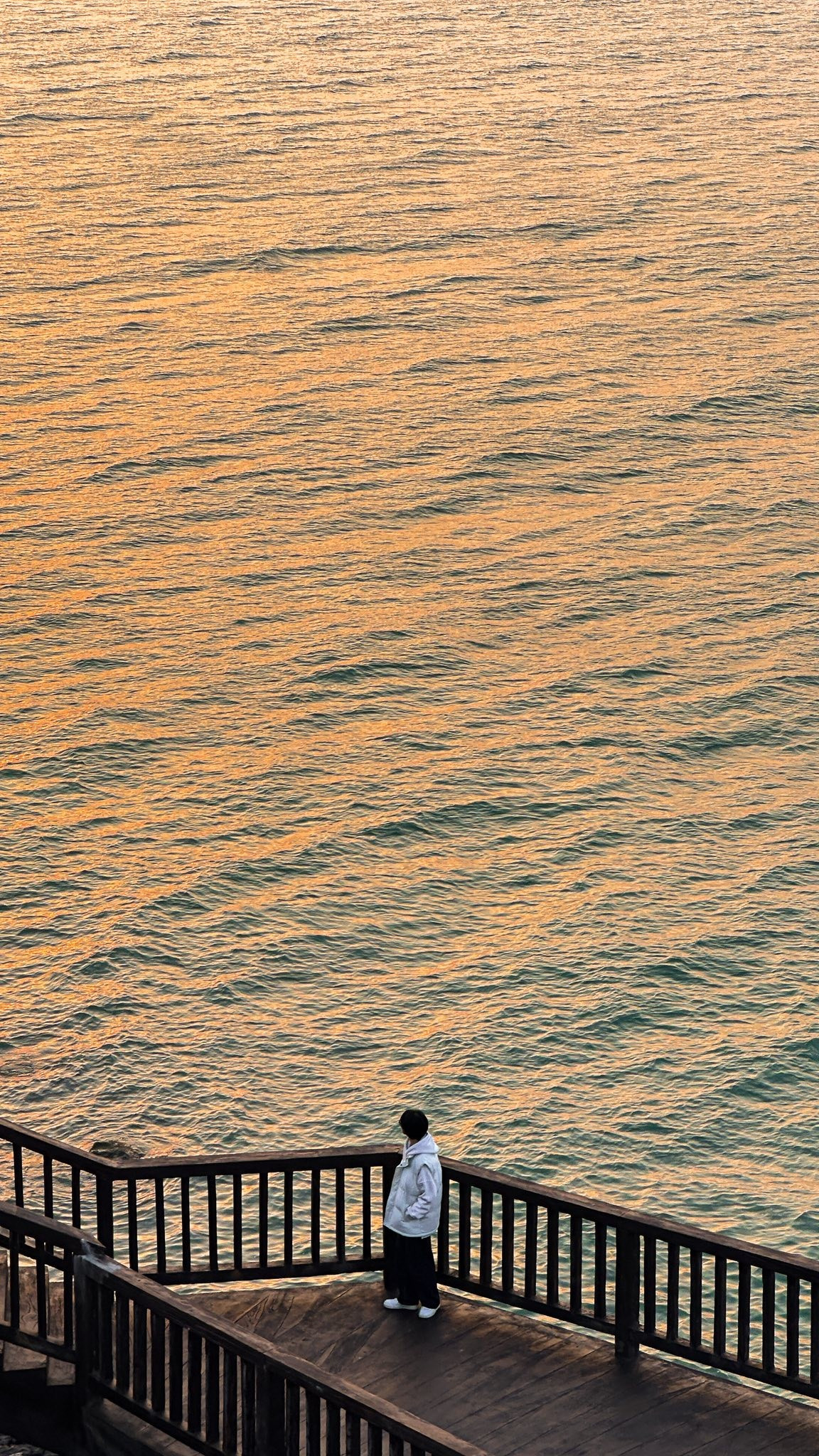 Nhiều người chia sẻ rằng hoàng hôn ở Song Ngư không rực rỡ theo kiểu choáng ngợp, mà đẹp theo cách rất dịu dàng.