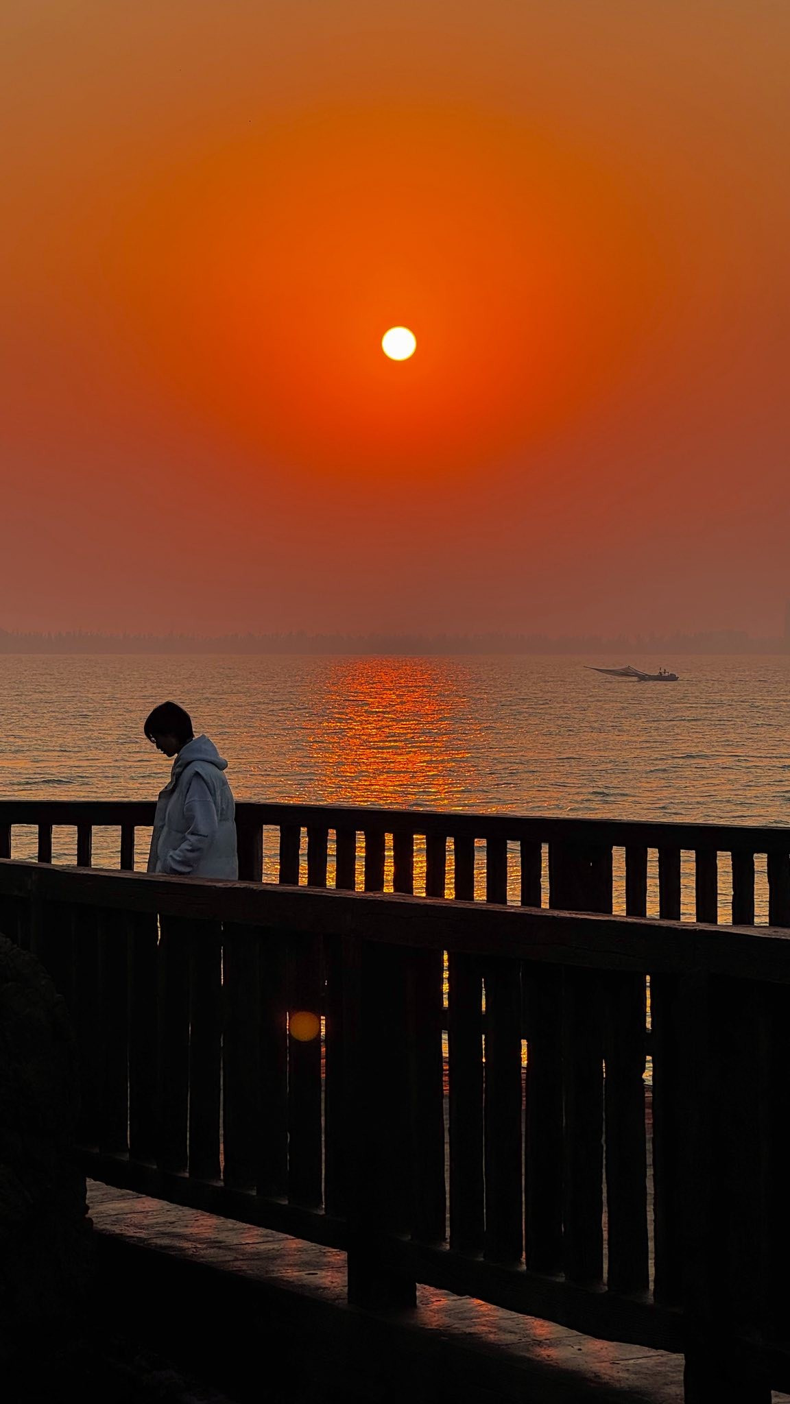 Giữa nhịp sống vội vã, khoảnh khắc đứng lặng nhìn mặt trời chạm biển mang đến cảm giác bình yên hiếm có.