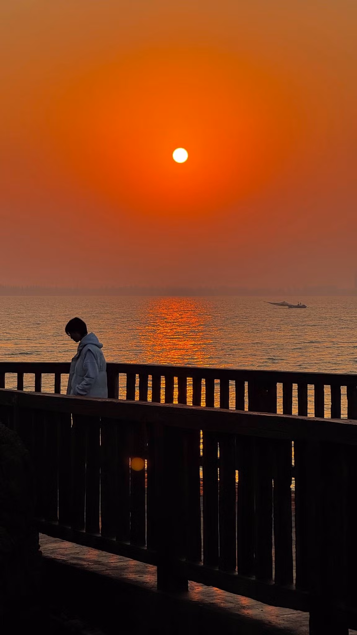 Giữa nhịp sống vội vã, khoảnh khắc đứng lặng nhìn mặt trời chạm biển mang đến cảm giác bình yên hiếm có.