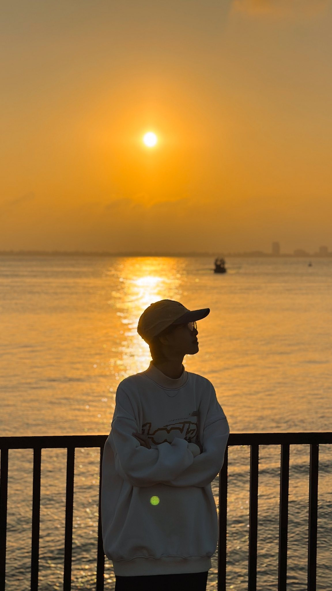 Không cần đứng ở vị trí quá “đắt giá”, chỉ cần một góc lan can gỗ nhìn ra biển hay bậc thềm ven đảo, du khách cũng có thể bắt trọn khoảnh khắc đẹp đến nao lòng. Dưới ánh hoàng hôn, mọi khung hình đều trở nên thơ hơn: bóng người đứng lặng bên biển, những con thuyền nhỏ ngoài xa lững lờ trôi, hay chỉ đơn giản là mặt trời tròn đầy đang dần khuất sau đường chân trời.