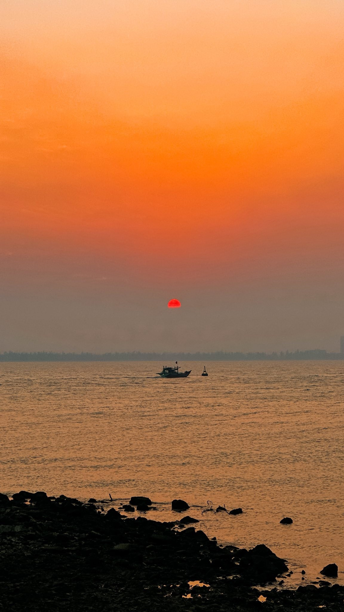 Không ít du khách đến Song Ngư chỉ như một điểm dừng chân ngắn trong hành trình khám phá Cửa Lò, nhưng rồi lại bất ngờ khi chỉ một buổi chiều trên đảo cũng đủ để mang về nhiều cảm xúc. Không cần lịch trình dày đặc, không cần trải nghiệm cầu kỳ, đôi khi chỉ cần một buổi chiều ngắm hoàng hôn cũng đủ để “sạc lại năng lượng”.