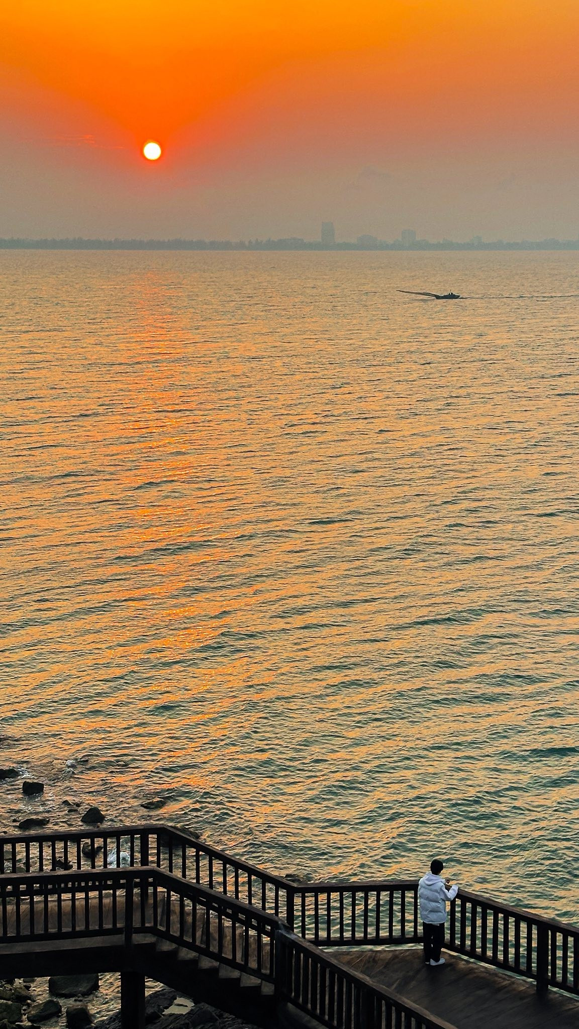 Có lẽ vì thế mà với nhiều người, Song Ngư không chỉ là một hòn đảo nhỏ ngoài khơi Nghệ An, mà còn là nơi để tạm gác lại những ồn ào, để lòng mình chậm lại theo từng nhịp sóng và ánh chiều dần tắt trên mặt biển.