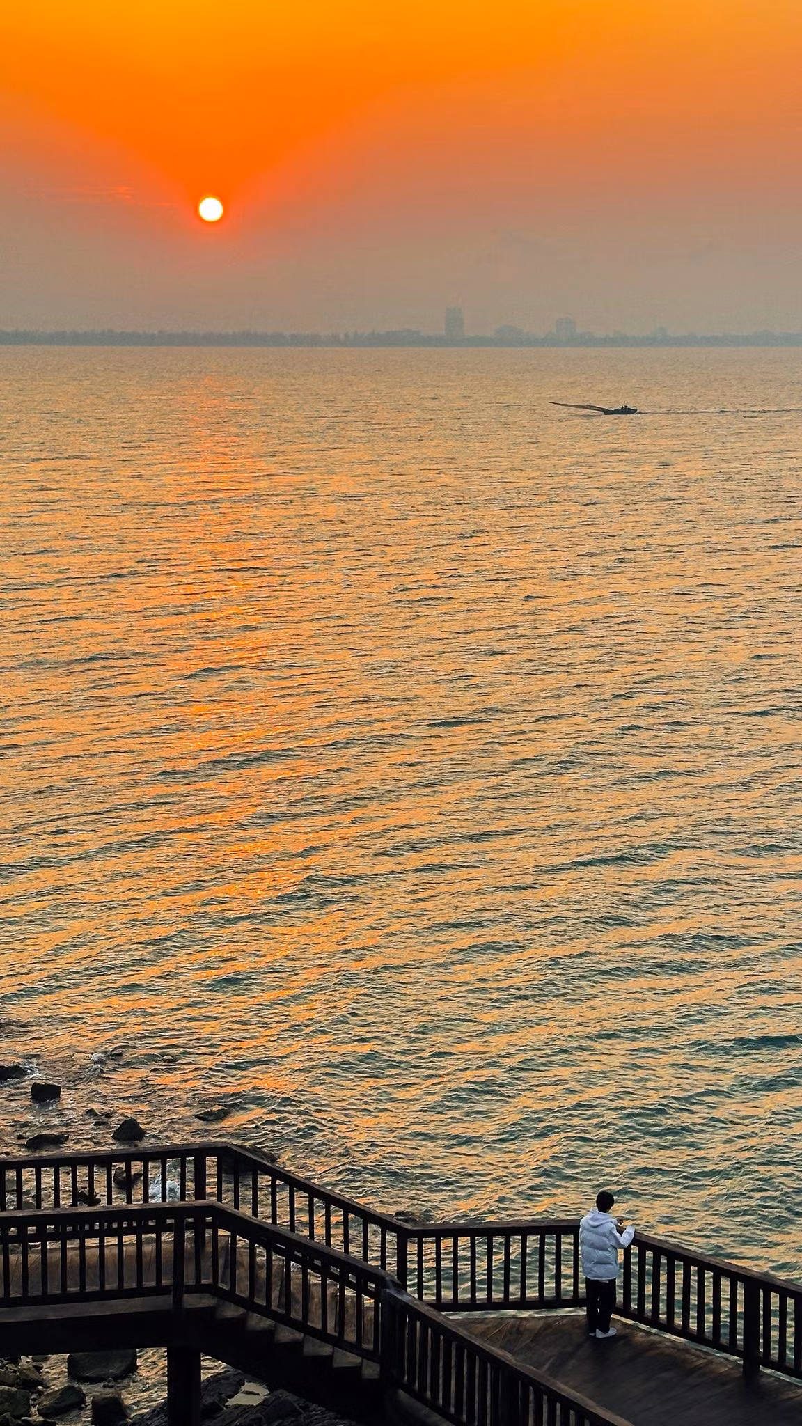 Có lẽ vì thế mà với nhiều người, Song Ngư không chỉ là một hòn đảo nhỏ ngoài khơi Nghệ An, mà còn là nơi để tạm gác lại những ồn ào, để lòng mình chậm lại theo từng nhịp sóng và ánh chiều dần tắt trên mặt biển.