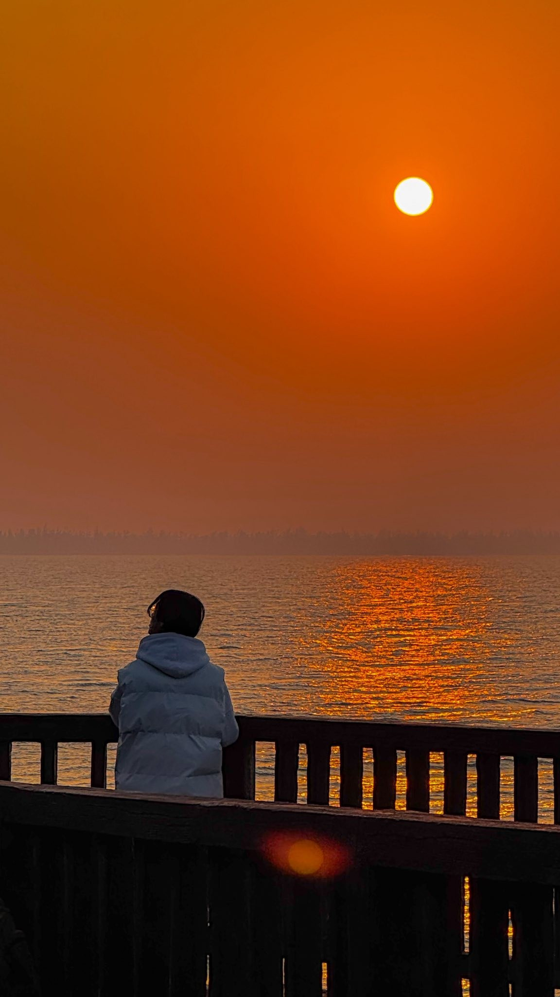 Nằm cách bờ biển Cửa Lò khoảng 4km, đảo Song Ngư từ lâu đã là điểm đến quen thuộc với du khách yêu thiên nhiên và hành trình du lịch tâm linh. Nhưng nếu hỏi người từng ghé đảo ấn tượng nhất điều gì, câu trả lời thường không phải chùa cổ hay hải sản tươi, mà chính là khoảnh khắc hoàng hôn buông xuống trên vùng biển tĩnh lặng.