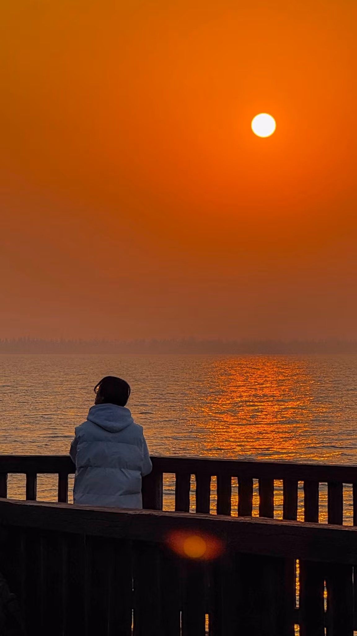 Nằm cách bờ biển Cửa Lò khoảng 4km, đảo Song Ngư từ lâu đã là điểm đến quen thuộc với du khách yêu thiên nhiên và hành trình du lịch tâm linh. Nhưng nếu hỏi người từng ghé đảo ấn tượng nhất điều gì, câu trả lời thường không phải chùa cổ hay hải sản tươi, mà chính là khoảnh khắc hoàng hôn buông xuống trên vùng biển tĩnh lặng.