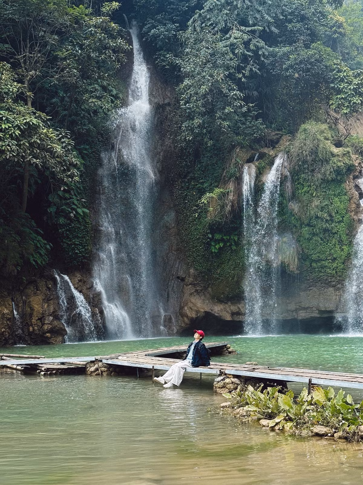 Nằm tại xã Tô Múa, Sơn La, Thác Chiềng Khoa còn được gọi là Thác 7 tầng, bởi dòng nước chảy qua nhiều bậc đá lớn nhỏ trước khi đổ xuống hồ nước rộng phía dưới. Điều khiến nơi đây trở nên đặc biệt không chỉ ở độ cao hay quy mô, mà nằm ở màu nước xanh ngọc bích hiếm thấy, nổi bật giữa nền rừng già nguyên sinh. Ảnh Lăng Văn Toán