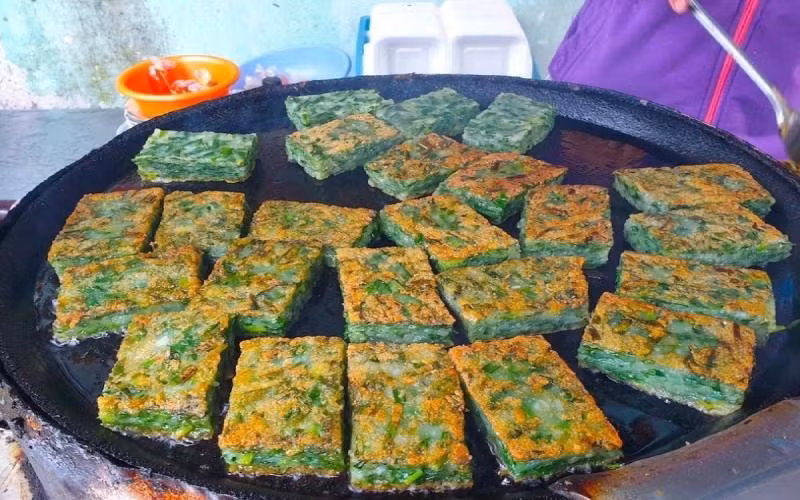 Những người mắc các bệnh về đường tiêu hóa như viêm dạ dày, viêm đại tràng, rối loạn tiêu hóa càng cần thận trọng hơn, bởi tính ấm và khả năng kích thích của rau hẹ có thể làm các triệu chứng đau bụng, ăn không tiêu trở nên trầm trọng. Ảnh minh họa